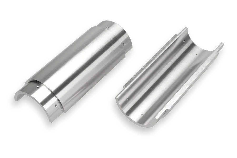 Zwei Außenmassen aus Wolfram-Schwermetall (WSM), die nach Zeichnung des Kunden gefertigt werden. Die Teile haben Bohrungen und sind aus zwei unterschiedlichen Ansichten zu sehen.