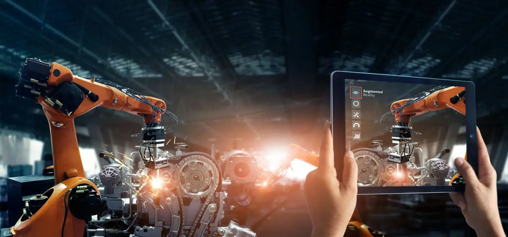 Eine Person hält ein Tablet, auf dem Augmented-Reality-Daten angezeigt werden, während sie Roboterarme bei der Montage von Maschinen in einer modernen Industriehalle beobachtet.