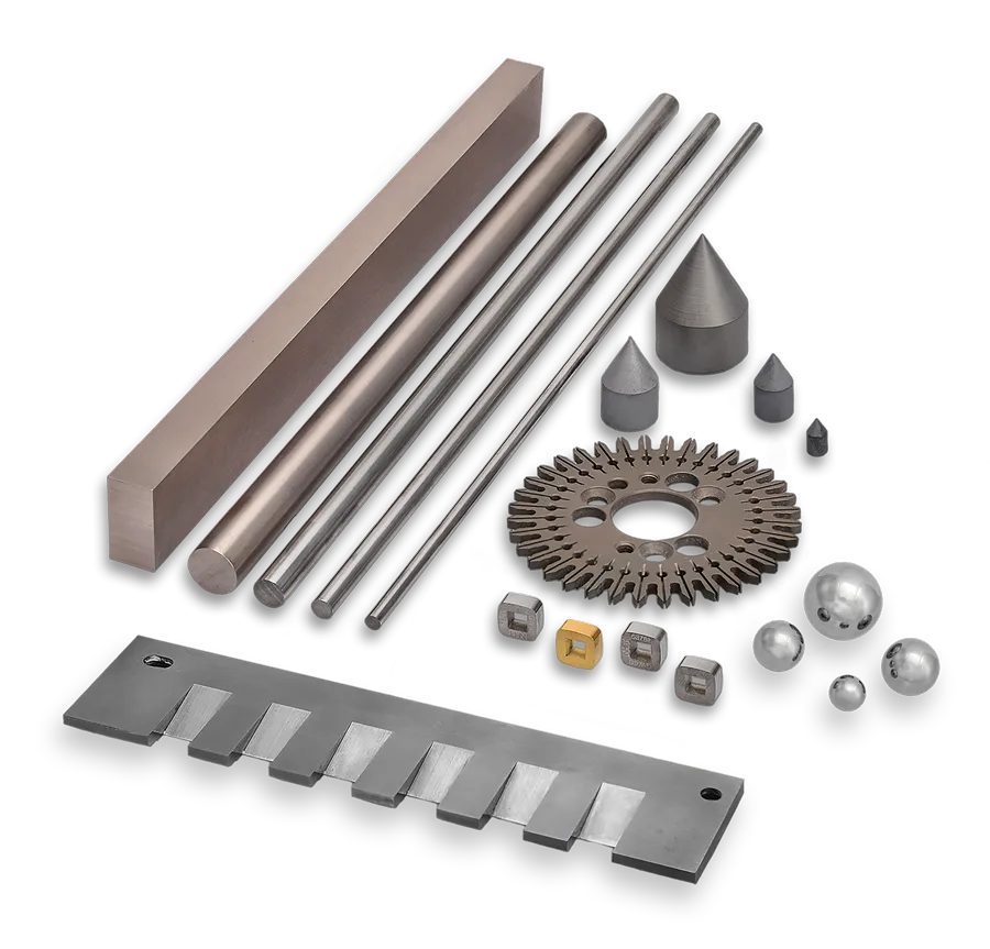 Es sind verschiedene bearbeitete Metallteile nach Zeichnung aus Hartmetall und Wolfram-Kupfer zu sehen, darunter Stäbe, Stangen, Kugeln, ein Zahnrad, Kegel und ein Hartmetall-Messer.