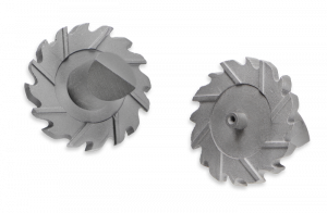 Es ist ein aufwendig gefertigtes Hartmetall-Teil abgebildet, einmal von vorn und einmal von der Rückseite. Die Besonderheit ist die aufwendige Schleiftechnik, die eine Profilierung ermöglicht