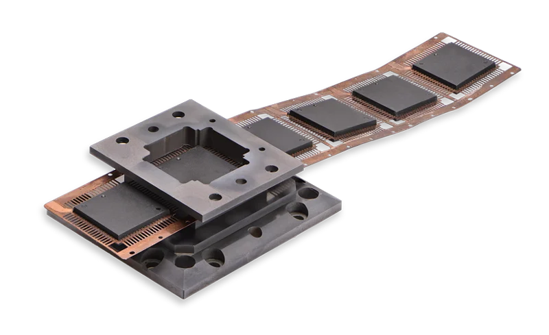 Eine Vorrichtung aus Hartmetall (HM) zur Fertigung von Leiterplatten in der Elektroindustrie.