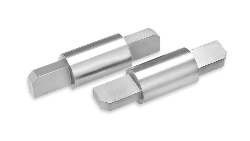 Zwei nach Zeichnung gefertigte Elektroden aus Titan-Zirkonium-Molybdän (TZM) sind aus unterschiedlicher Ansicht zu sehen.